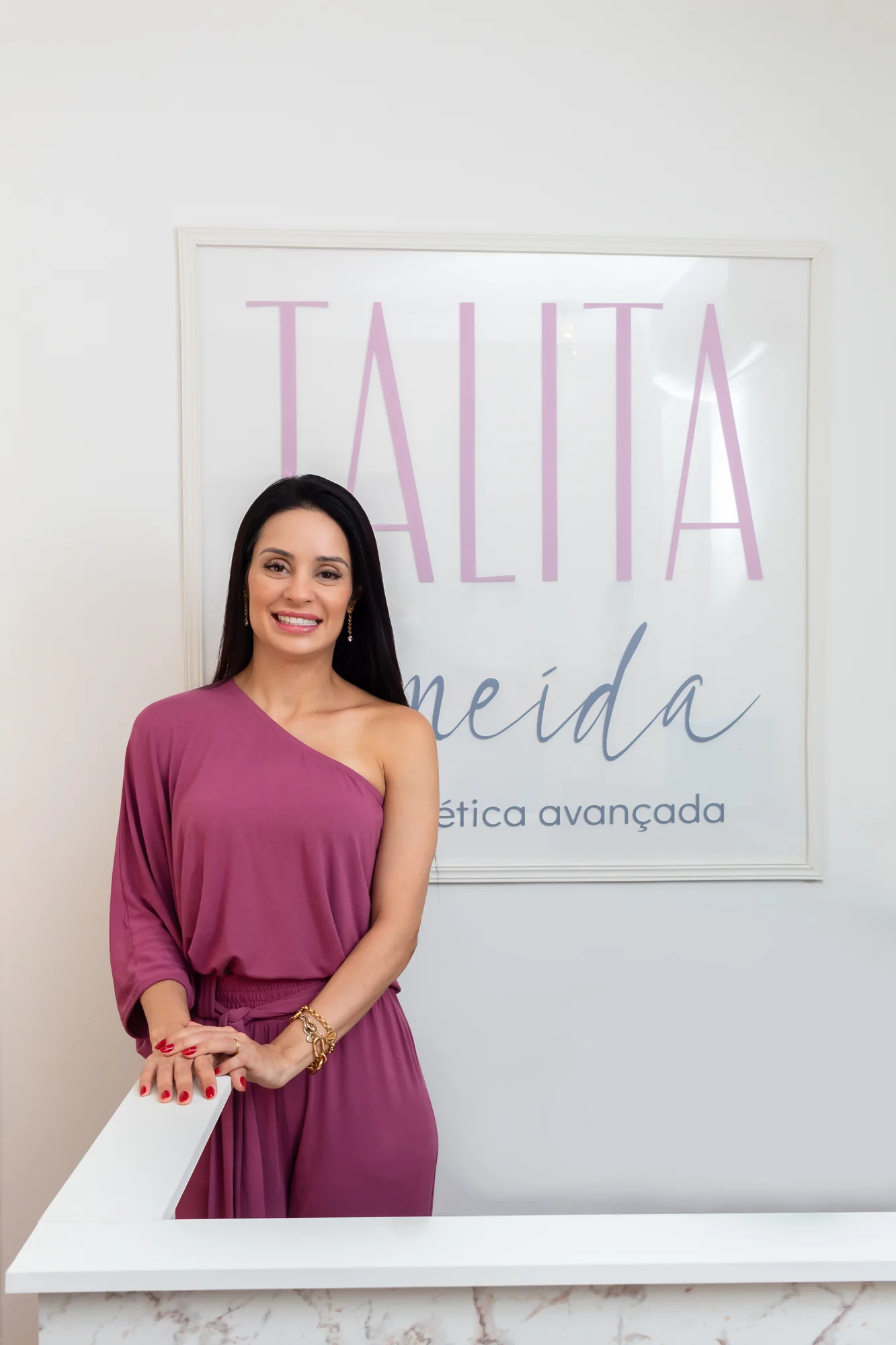 Dra. Talita Almeida na clínica de estética avançada em Moema