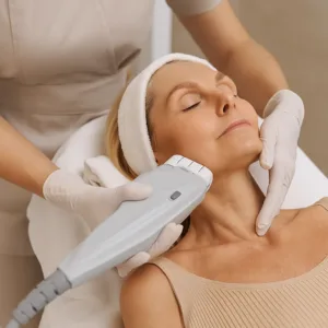Mulher sendo submetida ao tratamento com ultraformer na face